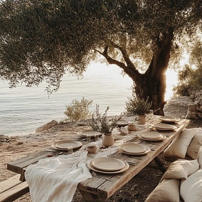 houten-tafel-aan-strand-met-olijboom